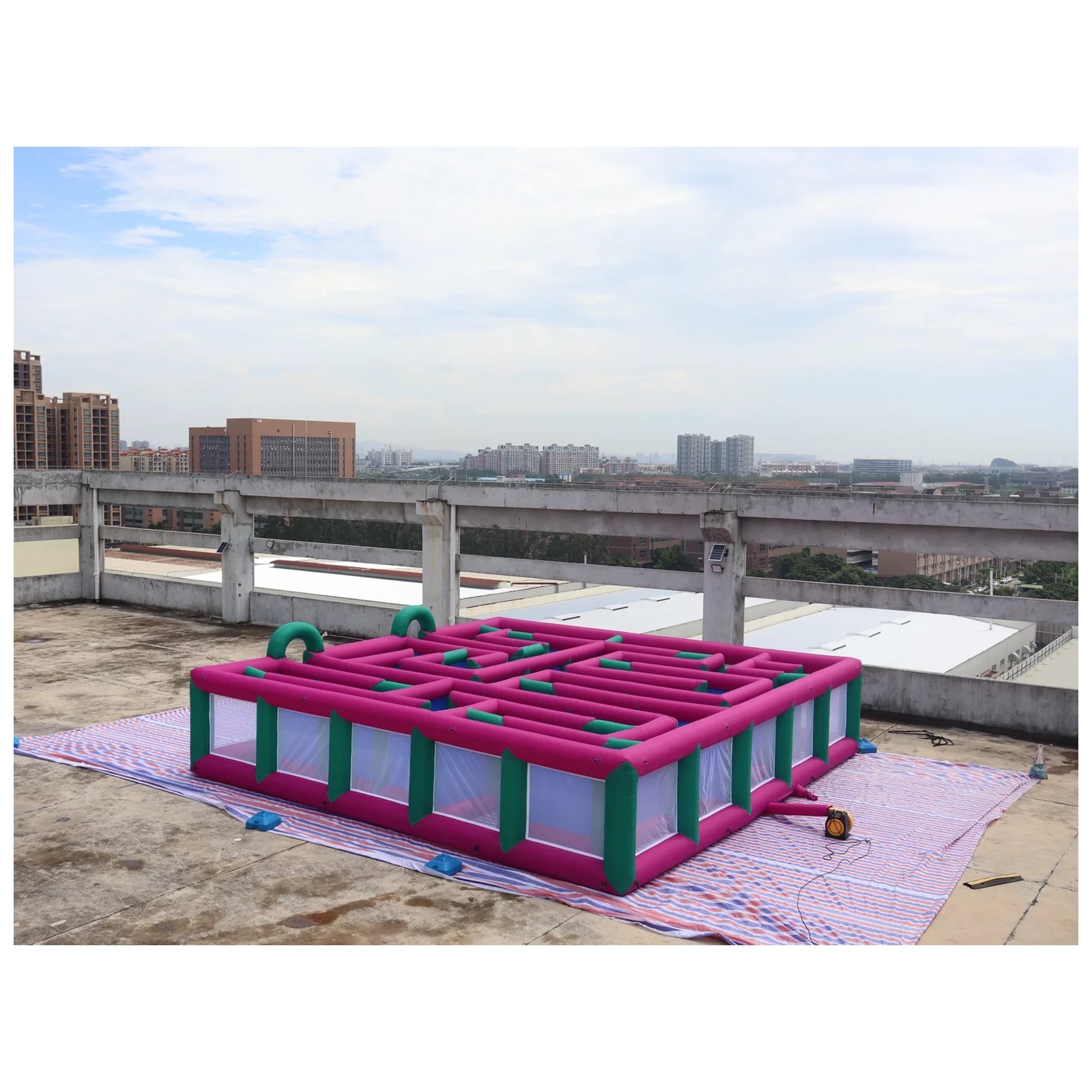 Grande Labirinto Gonfiabile a  - Kids Outdoor Party Venue recensione e prezzo